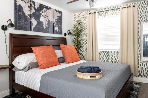 Step Free Entrance-Wolfe Cottage at Wrenwood Ranch, King Bed in Johnson City, USA