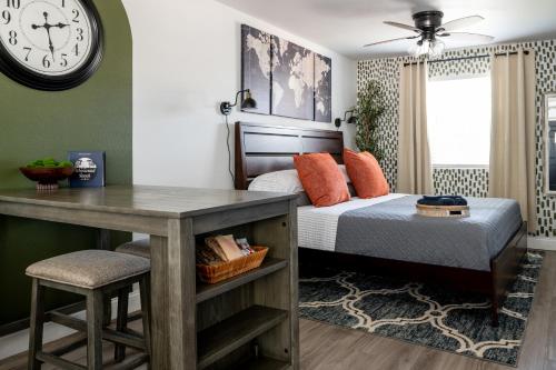 Step Free Entrance-Wolfe Cottage at Wrenwood Ranch, King Bed in Johnson City, USA