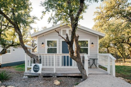Step Free Entrance-Wolfe Cottage at Wrenwood Ranch, King Bed in Johnson City, USA