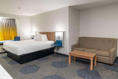 King Studio Suite - Mobility Access/Non-Smoking