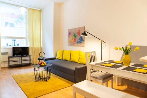 Cozy 2 room apartment next to Hermannstraße - image 8