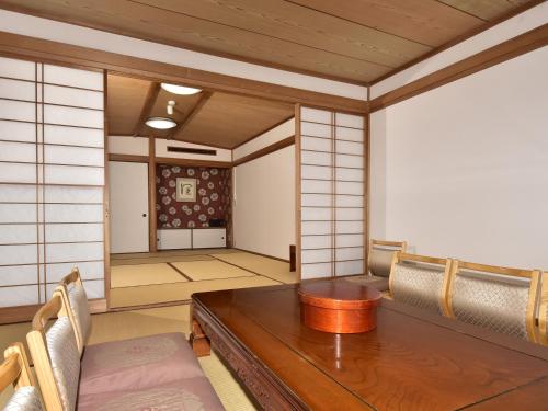 Japanese-Style Room (6 Guests)
