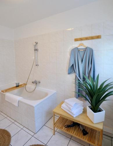 TIMELESS APARTMENT: FREE PARKING + BALCONY, Wuppertal (foto 9)
