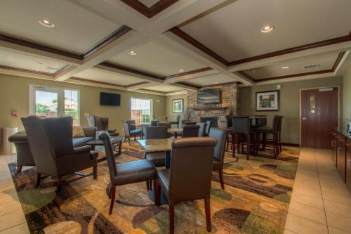 Cobblestone Inn & Suites - St Marys