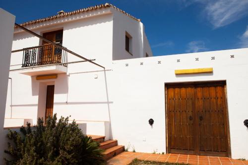 Farm house (cortijo) con piscina, vistas al mar y montaña