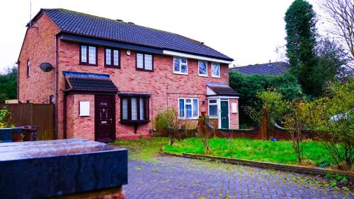 4 Bedroom House Near Birmingham Airport and NEC