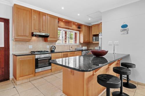 San Lameer 10429 - 5 Bedroom Superior - 10 pax - San Lameer Rental Agency in 南布隆姆