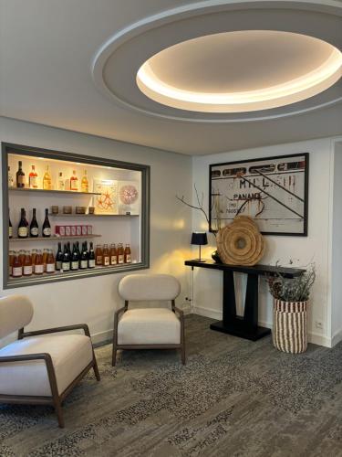 Магазини, Hotel De La Marine in Ароманш-ле-Бен