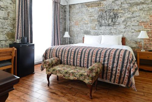 Deluxe King Room image 8