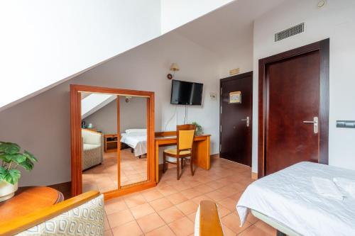 Single Room with Private Bathroom image 7
