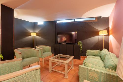 Single Room with Private Bathroom image 4
