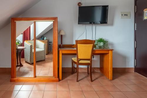 Single Room with Private Bathroom image 2