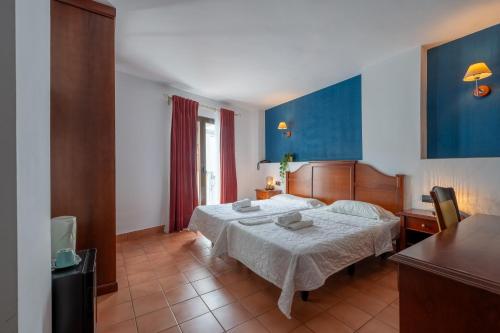 Double Room with Private Bathroom image 8