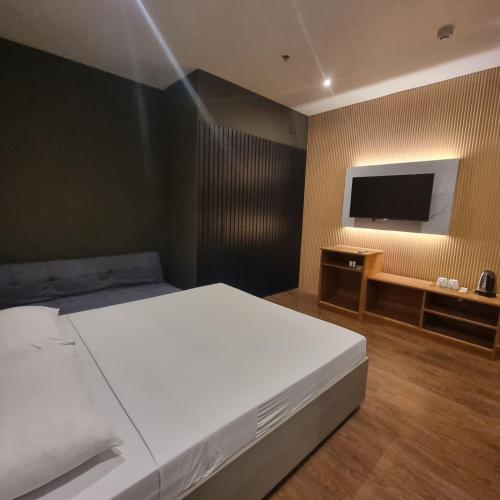 1 queen bed, 1 sofa bed