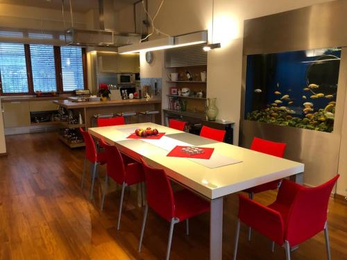 Huge luxury central Prague VILLA, 6 beds and baths, terraces, double garage, Praha (fotografie 10)