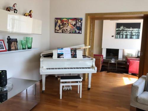 Huge luxury central Prague VILLA, 6 beds and baths, terraces, double garage, Praha (fotografie 3)