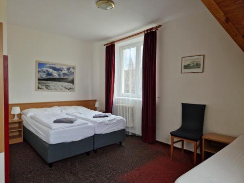 1 queen bed, 1 twin bed
