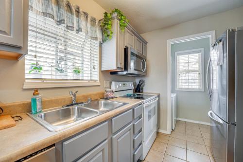 Branson Condo with Pool about 3 Mi to Silver Dollar City