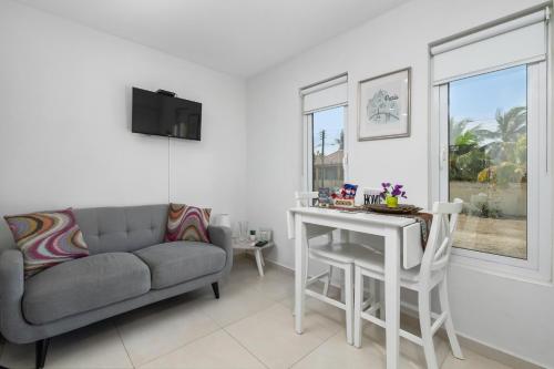Adele's Apartment with Pool, 5 minutes walk to the beach, Palm-Eagle Beach (foto 6)