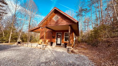 B&B Murphy - Twinn Peaks Beautiful Modern Mountain Cabin Retreat-Cozy-Secluded-WiFi-Pets - Bed and Breakfast Murphy