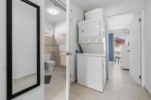 Adele's Apartment with Pool, 5 minutes walk to the beach, Palm-Eagle Beach (foto 9)