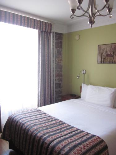 Deluxe Queen Room with Two Queen Beds image 7
