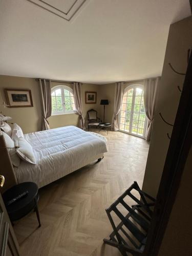 1 king bed, 1 sofa bed