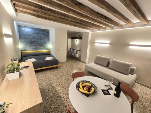 Cozy Studio with Canal View, Venezia
