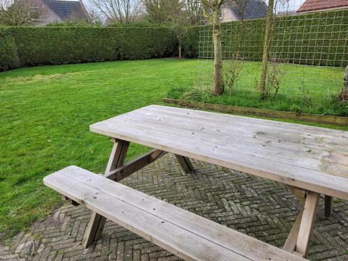 Kert, Holiday Home Friesland near the Wadden Sea with Wifi and 3 Bedrooms in Tzummarum