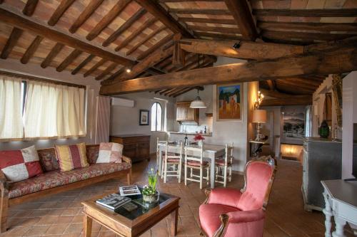 Casale Esclusivo con Piscina e Vista su San Gimignano