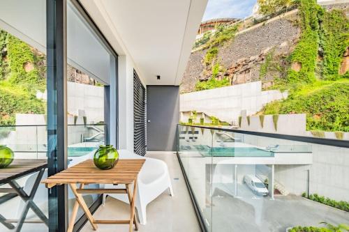 Central Location - With Pool - Madeira