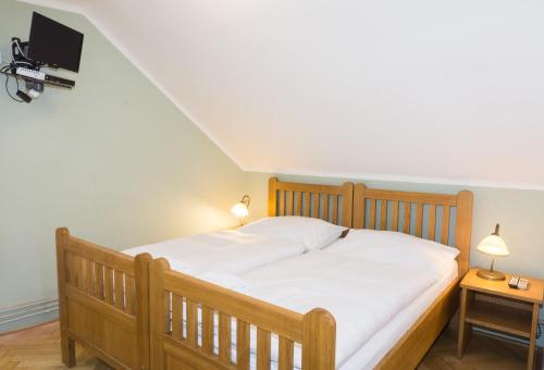Basic Double Room image 6