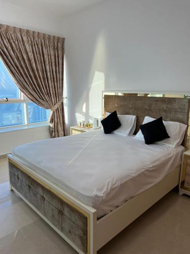 30 R2 Single 1 Room in 3-bedroom apartment with separate washroom outside room with fantastic sea view 30 R2 غرفة مفردة في شقة مكونة من 3 غرف نوم مع حمام منفصل وغرفة خارجية بإطلالة رائعة على البحر