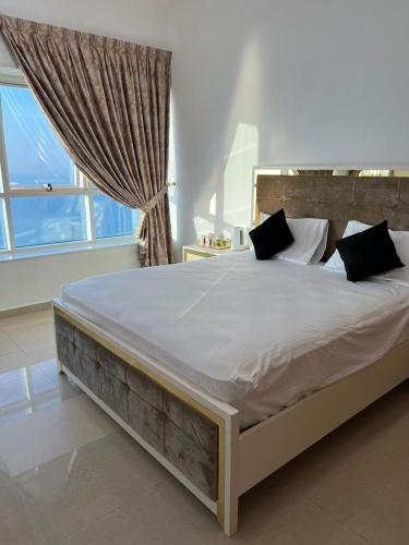 30 R2 Single 1 Room in 3-bedroom apartment with separate washroom outside room with fantastic sea view 30 R2 غرفة مفردة في شقة مكونة من 3 غرف نوم مع حمام منفصل وغرفة خارجية بإطلالة رائعة على البحر