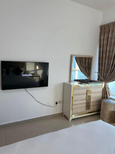 30 R2 Single 1 Room in 3-bedroom apartment with separate washroom outside room with fantastic sea view 30 R2 غرفة مفردة في شقة مكونة من 3 غرف نوم مع حمام منفصل وغرفة خارجية بإطلالة رائعة على البحر