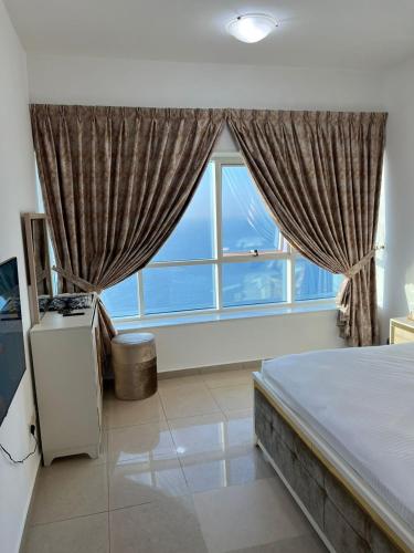 30 R2 Single 1 Room in 3-bedroom apartment with separate washroom outside room with fantastic sea view 30 R2 غرفة مفردة في شقة مكونة من 3 غرف نوم مع حمام منفصل وغرفة خارجية بإطلالة رائعة على البحر