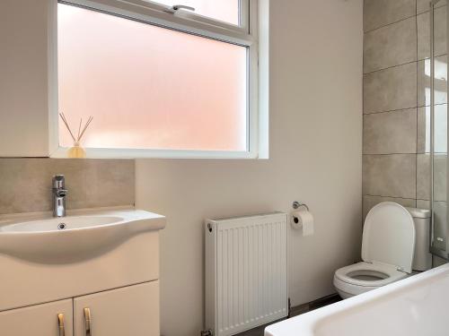 Wembley Stadium Modern&Cozy Apartment with Garden - image 13