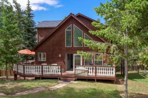 Woodland Park Chalet with Deck, Grill and Mtn Views!