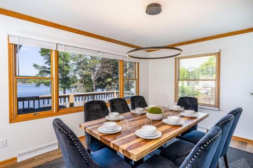 5BR Lakefront Getaway with hot tub in Cadillac, USA