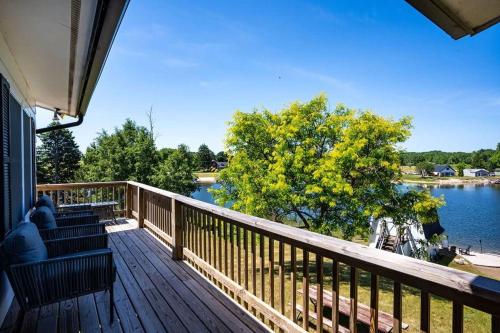 5BR Lakefront Getaway with hot tub in Cadillac (MI)