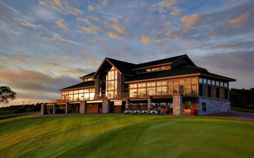 5BR Lakefront Getaway with hot tub in Cadillac (MI)