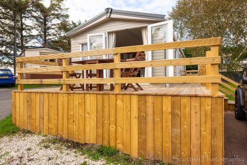 balcon/terasă, Cosy Chalet Near Dornoch, high speed free Wi-Fi in Dornoch