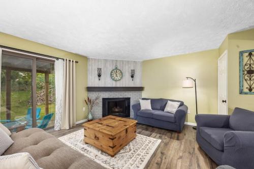 Family-friendly cottages by Lake Bella Vista in Rockford, USA
