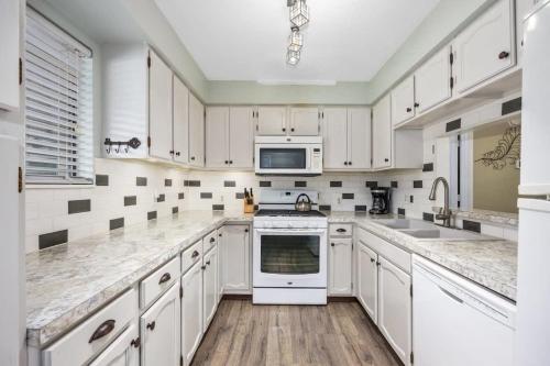 Family-friendly cottages by Lake Bella Vista secondary
