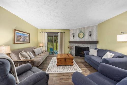 Family-friendly cottages by Lake Bella Vista in Rockford, USA