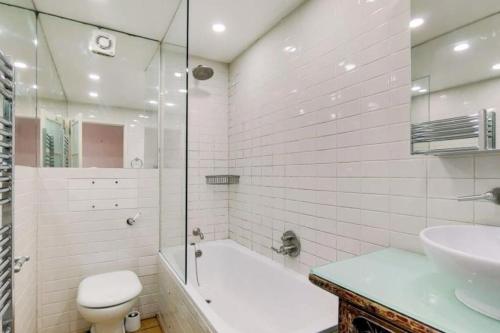 Spacious 3 Bedroom Portobello Apartment with Patio, Лондон (фото 5)