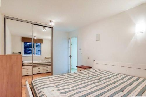 Spacious 3 Bedroom Portobello Apartment with Patio, Лондон (фото 7)