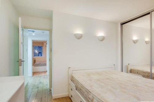 Spacious 3 Bedroom Portobello Apartment with Patio, Лондон (фото 9)