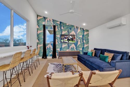 Dolly + Kenny - 2 Homes - Minutes to Broadway in Nashville, USA