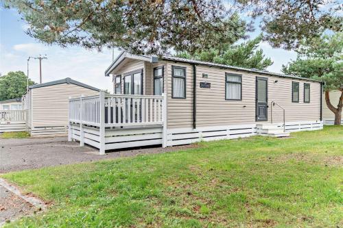 2 Bed 6 Berth Lodge in Shorefield Oakdene Dorset - Ferndown